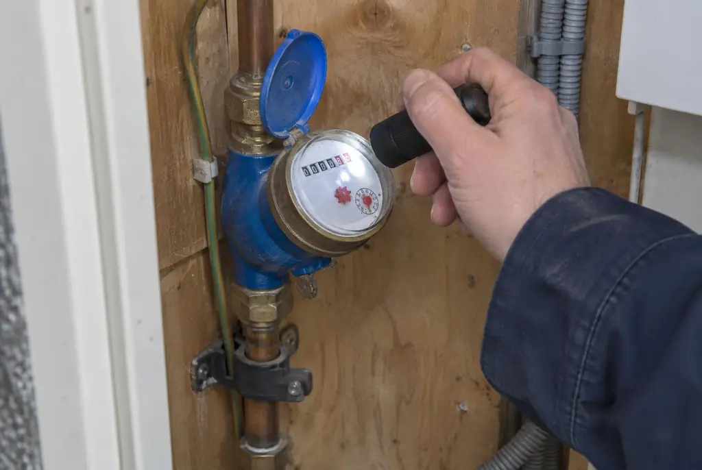 Lekdetectie Markelo – watermeter in de meterkast controleren met een zaklamp
